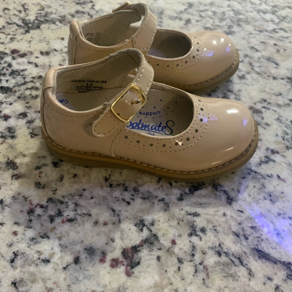 Footnotes patent leather Mary Janes for girls. Size 6T.